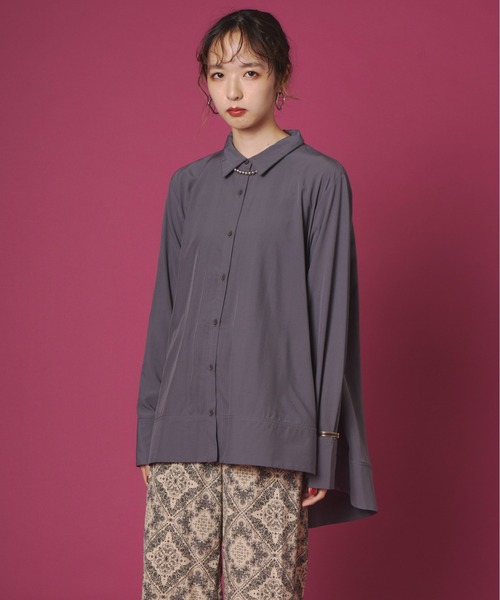 terrace（テラス）の「サーキュラードレープチュニックシャツ（シャツ/ブラウス・レディース・ブラック/オフホワイト/チャコール・FREE）」の17枚目の写真