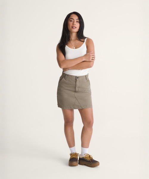 VANS(バンズ)の「ウィメンズ チョアスカート / Chore Skirt Bungee Cord VN000VFM9JC1(スカート・レディース・ライトブラウン・25inch/26inch/27inch)」の3枚目の写真