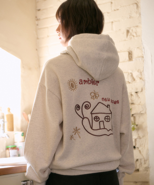 ambler(エムブラー)の「SNAIL NEW HOME グラフィックフードTシャツ AHP1314 (オートミール)(パーカー・レディース・その他・M/S/L)」の1枚目の写真
