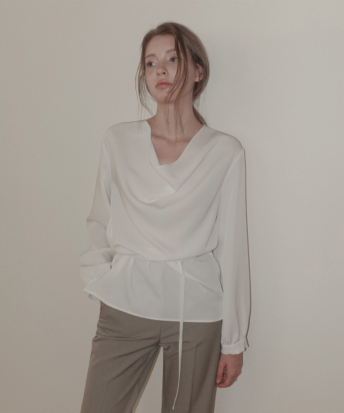 TWEE（トゥウィー）の「スペン タートルネック長袖ブラウス（ストラップセット）（シャツ/ブラウス・レディース・ブラック/アイボリー・FREE）」の3枚目の写真