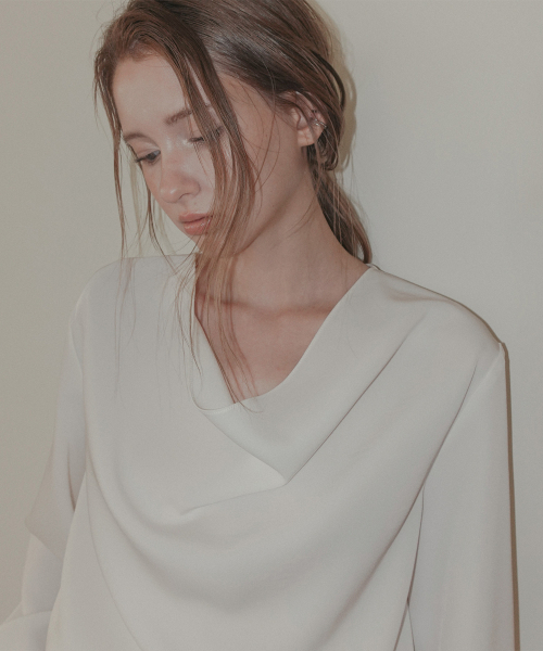 TWEE（トゥウィー）の「スペン タートルネック長袖ブラウス（ストラップセット）（シャツ/ブラウス・レディース・ブラック/アイボリー・FREE）」の4枚目の写真