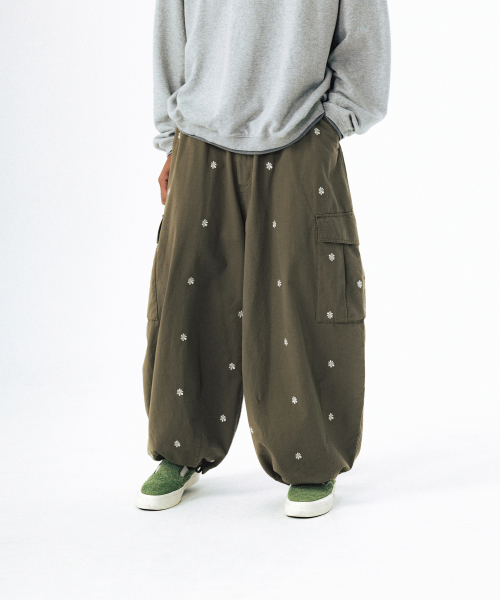 ANGLAN(アングラン)の「シンボル刺繍カーゴパンツ - カーキ(その他パンツ・メンズ・その他・1/02)」の4枚目の写真