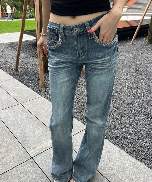 Teem Store(チームストア)の「ローライズポケット柄切り替えフレアデニムパンツ(デニムパンツ・レディース・ブルー・S/L/M)」の3枚目の写真