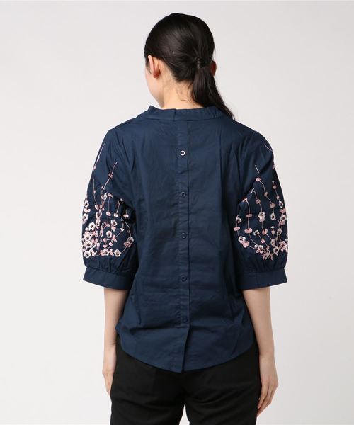Sawa a la mode（サワアラモード）の「袖に花刺繍あしらうスキッパー襟シャツ（シャツ/ブラウス・レディース・ネイビー・FREE）」の4枚目の写真