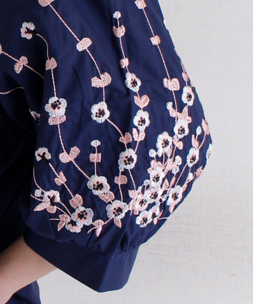 Sawa a la mode（サワアラモード）の「袖に花刺繍あしらうスキッパー襟シャツ（シャツ/ブラウス・レディース・ネイビー・FREE）」の18枚目の写真