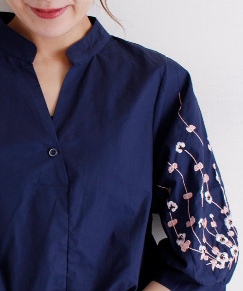 Sawa a la mode（サワアラモード）の「袖に花刺繍あしらうスキッパー襟シャツ（シャツ/ブラウス・レディース・ネイビー・FREE）」の12枚目の写真
