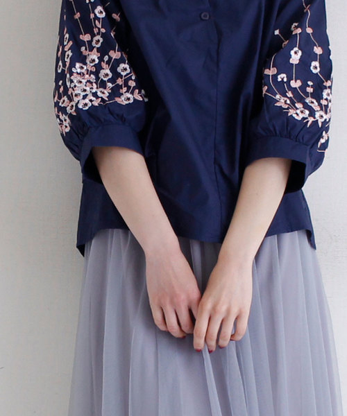 Sawa a la mode（サワアラモード）の「袖に花刺繍あしらうスキッパー襟シャツ（シャツ/ブラウス・レディース・ネイビー・FREE）」の21枚目の写真