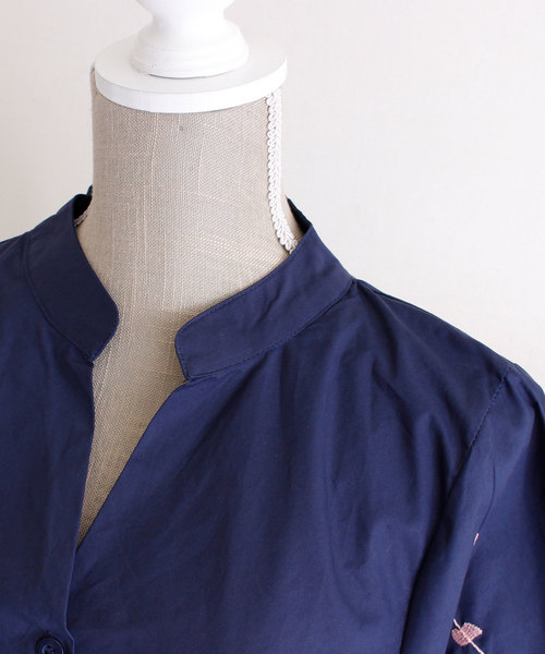 Sawa a la mode（サワアラモード）の「袖に花刺繍あしらうスキッパー襟シャツ（シャツ/ブラウス・レディース・ネイビー・FREE）」の19枚目の写真