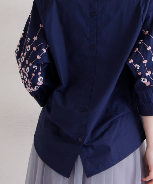 Sawa a la mode（サワアラモード）の「袖に花刺繍あしらうスキッパー襟シャツ（シャツ/ブラウス・レディース・ネイビー・FREE）」の9枚目の写真