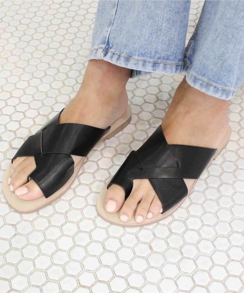 MODE ROBE(モードローブ)の「クロス編みトングサンダル(サンダル・レディース・ホワイト/ブラック/ベージュ/ブラウン/シルバー・23cm/24cm/24.5㎝/23.5cm/25cm/22.5㎝)」の3枚目の写真