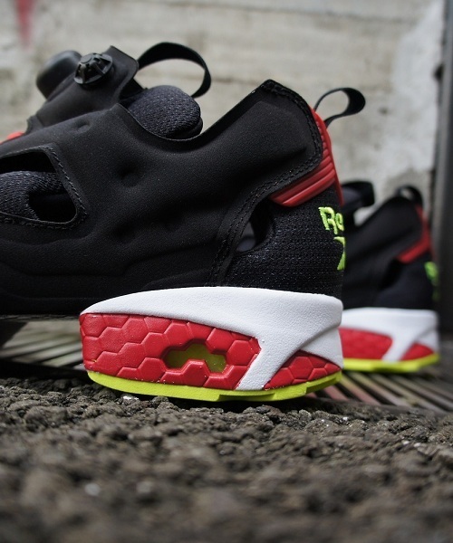 Reebok（リーボック）の「Reebok INSTA PUMPFURY M42230（スニーカー・レディース・ブラック・26.5cm/27.5cm/28.5cm/29cm/26cm/24cm/28cm/23.5cm/23cm/27cm/24.5cm）」の3枚目の写真