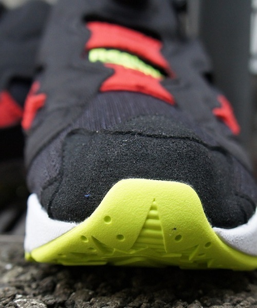 Reebok（リーボック）の「Reebok INSTA PUMPFURY M42230（スニーカー・レディース・ブラック・26.5cm/27.5cm/28.5cm/29cm/26cm/24cm/28cm/23.5cm/23cm/27cm/24.5cm）」の2枚目の写真