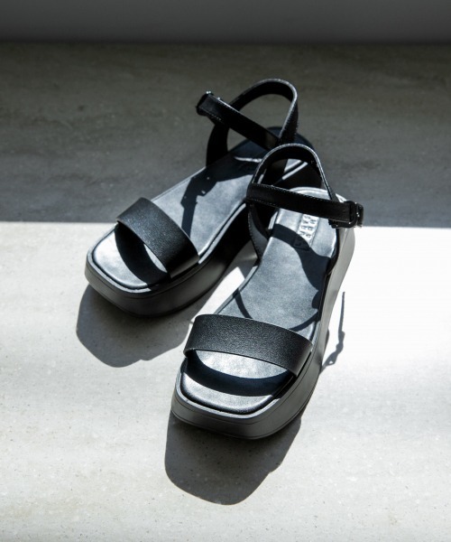 LOWRYS FARM（ローリーズファーム）の「フレアソールサンダル　875549（サンダル・レディース・ブラック/アイボリー/キャメル・MEDIUM/LARGE）」の3枚目の写真