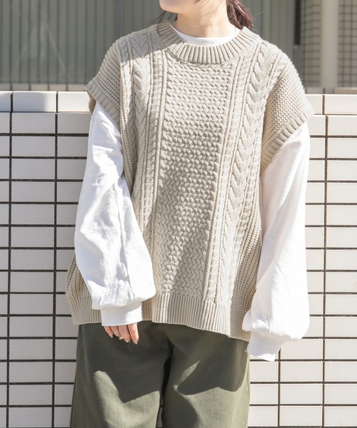 PairPair(ペアペア)の「ケーブルニットルーズベスト(ユニセックス)(ベスト・レディース・アイボリー/ミント/ライトベージュ・MEDIUM/LARGE)」の4枚目の写真