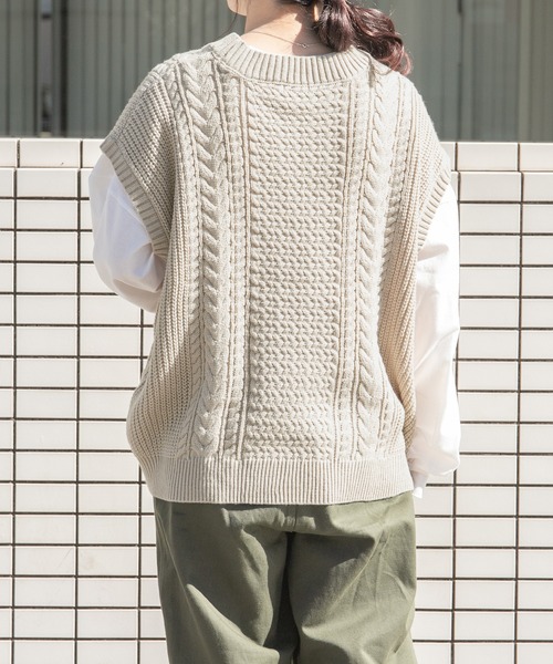 PairPair(ペアペア)の「ケーブルニットルーズベスト(ユニセックス)(ベスト・レディース・アイボリー/ミント/ライトベージュ・MEDIUM/LARGE)」の13枚目の写真