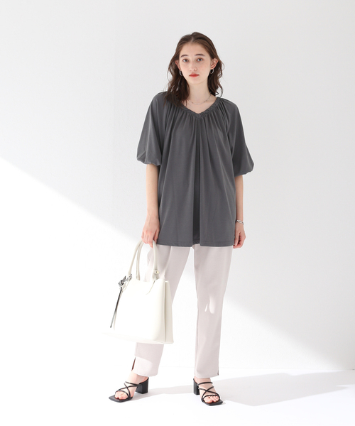 Simplicite(サンプリシテ)の「ギャザースリーブバックシャンプルオーバー(Tシャツ/カットソー・レディース・ホワイト/チャコールグレー/カーキ・FREE)」の4枚目の写真