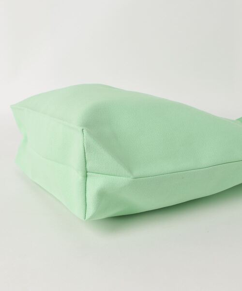 Maison Kitsune(メゾンキツネ)の「CHILLAX PATCH TOTE BAG(トートバッグ・メンズ・ミント・U)」の5枚目の写真