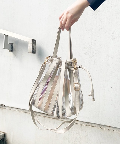 AG by aquagirl（エージーバイアクアガール）の「◆PVCストライプ巾着ショルダー（ショルダーバッグ・レディース・ブラック/グレー/ライトグリーン・00）」の2枚目の写真