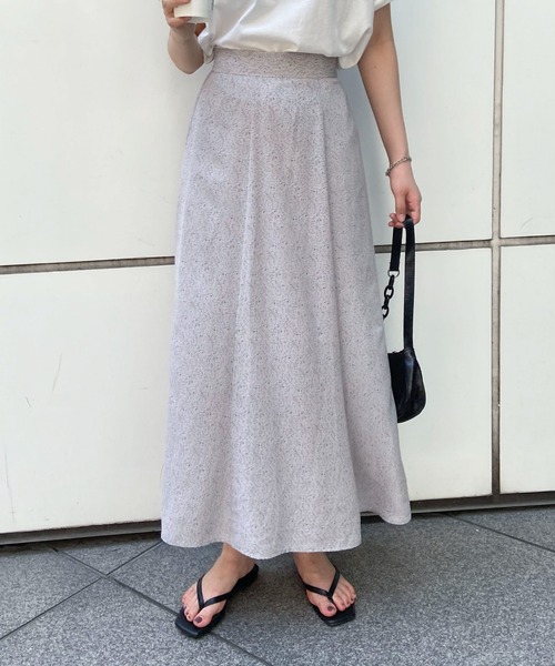 EPIMI E'PIMMY（エピミエピミー）の「小花柄アソートフレアスカート（スカート・レディース・オフホワイト/ブラック/サックスブルー/シルバーグレー・MEDIUM）」の4枚目の写真