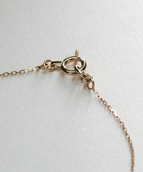 COCOSHNIK（ココシュニック）の「K10ダイヤモンド カーブネックレス（ネックレス・レディース・アイボリー系・40cm）」の6枚目の写真