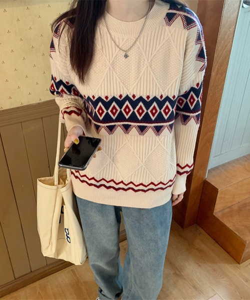 Jewelobe(ジュエローブ)の「ポイントジオメトリックニットプルオーバー(ニット/セーター・レディース・ベージュ/レッド/ブルー・FREE)」の4枚目の写真