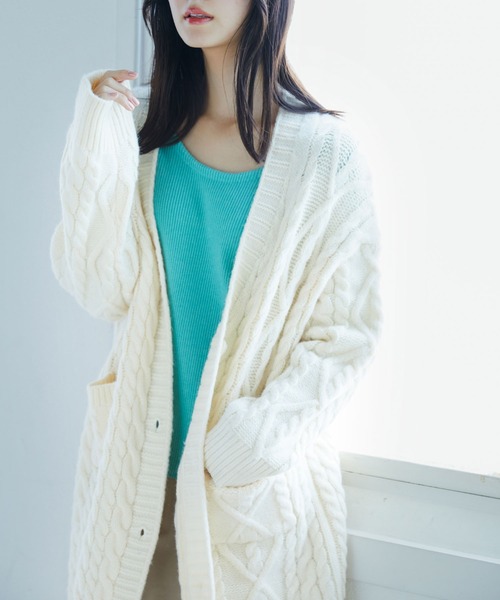 SAISON DE PAPILLON(セゾンドパピヨン)の「ケーブル編みロングニットカーディガン(カーディガン/ボレロ・レディース・アイボリー/グレー/ブラウン・フリー)」の4枚目の写真