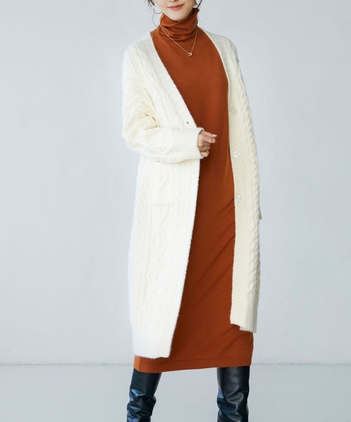 SAISON DE PAPILLON(セゾンドパピヨン)の「ケーブル編みロングニットカーディガン(カーディガン/ボレロ・レディース・アイボリー/グレー/ブラウン・フリー)」の11枚目の写真