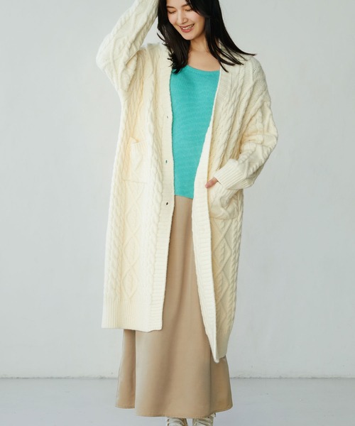 SAISON DE PAPILLON(セゾンドパピヨン)の「ケーブル編みロングニットカーディガン(カーディガン/ボレロ・レディース・アイボリー/グレー/ブラウン・フリー)」の10枚目の写真