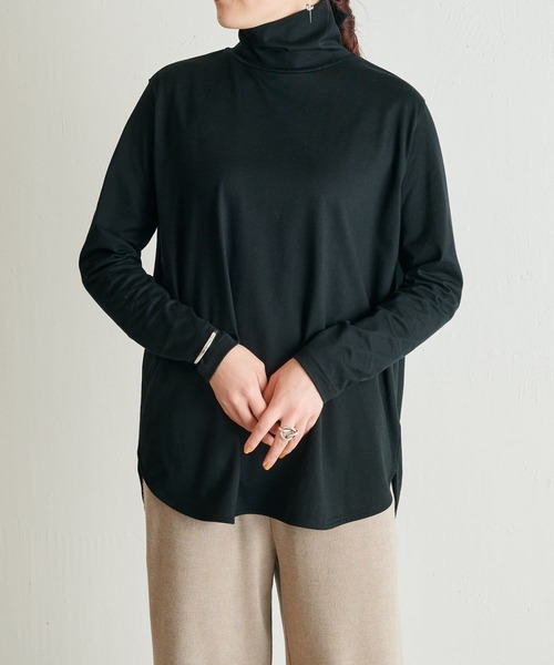 BEARDSLEY(ビアズリー)の「柔らかで薄手 インナーに使いやすい ニットのチクチクが苦手な方にも ハイネックTシャツ(Tシャツ/カットソー・レディース・ホワイト/ブラック/ブラック系その他・FREE)」の2枚目の写真