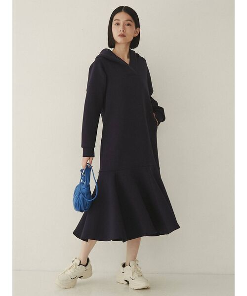 COTORICA(コトリカ)の「フード付マーメイドワンピース(ワンピース・レディース・ブラック/ベージュ/ネイビー・SMALL/MEDIUM)」の3枚目の写真