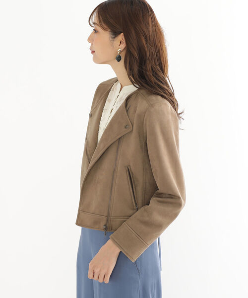 BEAMS HEART（ビームスハート）の「BEAMS HEART / フェイクスエード ノーカラーブルゾン（ライダースジャケット・レディース・ベージュ/ブラウン・SMALL/MEDIUM）」の3枚目の写真