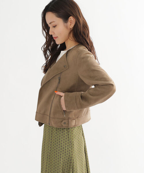 BEAMS HEART（ビームスハート）の「BEAMS HEART / フェイクスエード ノーカラーブルゾン（ライダースジャケット・レディース・ベージュ/ブラウン・SMALL/MEDIUM）」の7枚目の写真