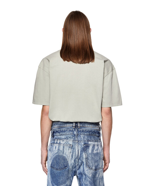 DIESEL（ディーゼル）の「メンズ Tシャツ パフプリント リラックスフィット（Tシャツ/カットソー・メンズ・ホワイト/ブラック/グレー/レッド・SMALL/MEDIUM/LARGE/X-LARGE/XX-LARGE/X-SMALL/XXX-LARGE）」の15枚目の写真