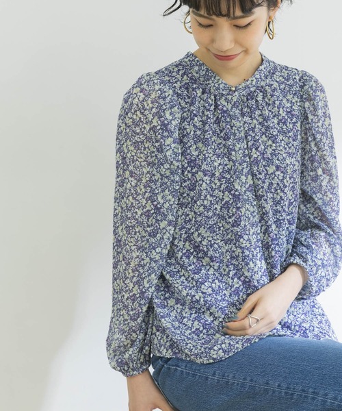 URBAN RESEARCH（アーバンリサーチ）の「フラワープリントブラウス（シャツ/ブラウス・レディース・ブラック/ブルー・FREE）」の2枚目の写真