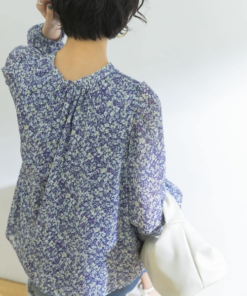 URBAN RESEARCH（アーバンリサーチ）の「フラワープリントブラウス（シャツ/ブラウス・レディース・ブラック/ブルー・FREE）」の5枚目の写真