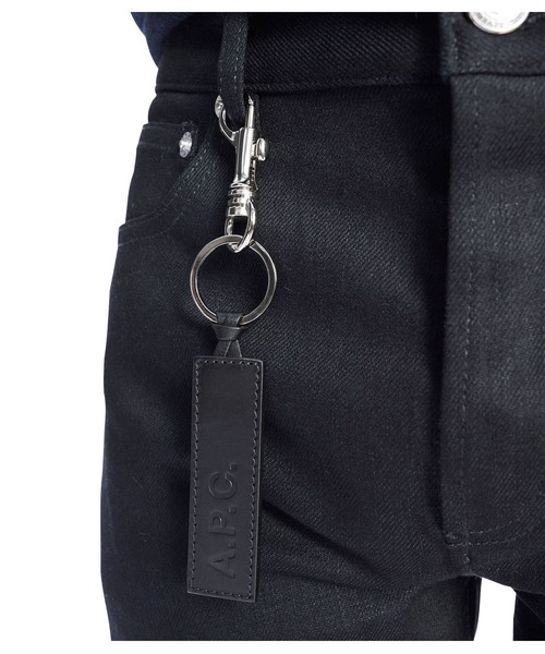 A.P.C.(アーペーセー)の「PORTE-CLEFS APC(キーホルダー・メンズ・ブラウン/ブラック・ONESIZE)」の4枚目の写真
