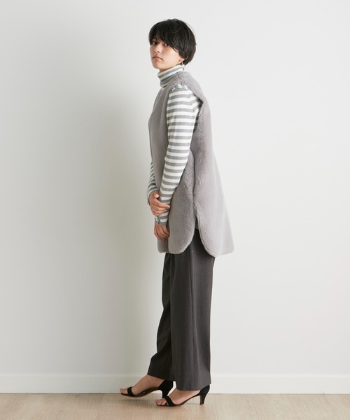 INED CLARO（イネドクラロ）の「リバーシブルフェイクムートンジレ 着回しやすい ファーベスト トレンド（ベスト・レディース・サンドグレー/グレー・フリー）」の21枚目の写真