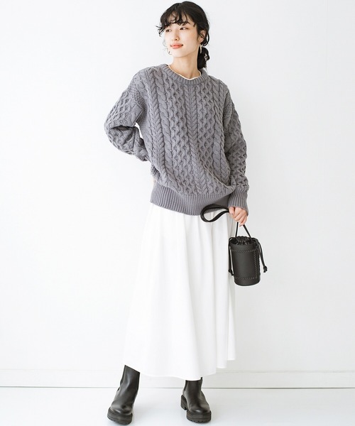 haco!(ハコ)の「服も気持ちもちょうどいいゆるさが大切!さっと着るだけでバランスが整う大人のケーブルニット by que made me(ニット/セーター・レディース・アイボリー/グリーン/グレー・MEDIUM/LARGE/X-LARGE/SMALL)」の6枚目の写真