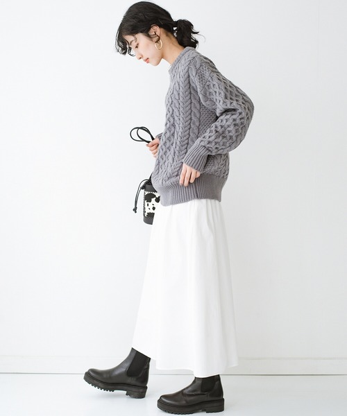 haco!(ハコ)の「服も気持ちもちょうどいいゆるさが大切!さっと着るだけでバランスが整う大人のケーブルニット by que made me(ニット/セーター・レディース・アイボリー/グリーン/グレー・MEDIUM/LARGE/X-LARGE/SMALL)」の7枚目の写真