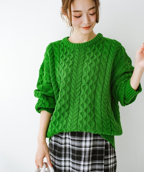 haco!(ハコ)の「服も気持ちもちょうどいいゆるさが大切!さっと着るだけでバランスが整う大人のケーブルニット by que made me(ニット/セーター・レディース・アイボリー/グリーン/グレー・MEDIUM/LARGE/X-LARGE/SMALL)」の13枚目の写真