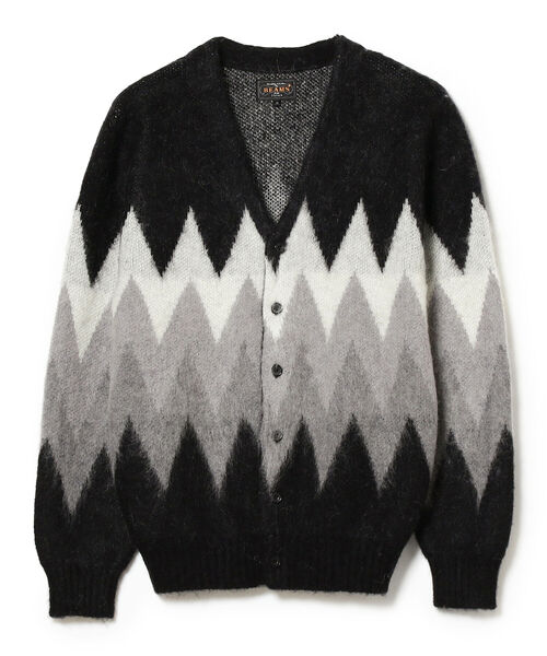 BEAMS PLUS(ビームスプラス)の「BEAMS PLUS / 9ゲージ モヘヤ ジャカード シェブロン ストライプ カーディガン(ニット/セーター・メンズ・ブラック/イエロー系その他6・MEDIUM/LARGE/X-LARGE/SMALL)」の1枚目の写真