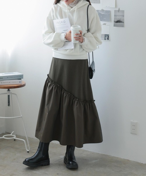 KOBE LETTUCE(コウベレタス)の「アシメ切替えセミフレアスカート(スカート・レディース・ブラック/カーキ/オフホワイト・FREE)」の1枚目の写真
