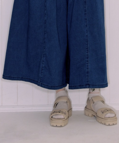 SUPER HAKKA（スーパーハッカ）の「ミニブランツ刺繍スクエアトウサンダル（サンダル・レディース・ベージュ/ブラック・L/M）」の4枚目の写真