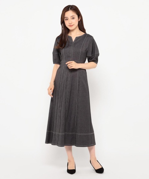 MISCH MASCH（ミッシュマッシュ）の「キーネックポリデニムワンピース（ワンピース・レディース・ブラック/ブルー・MEDIUM）」の2枚目の写真