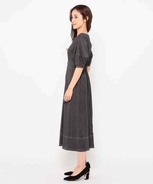 MISCH MASCH（ミッシュマッシュ）の「キーネックポリデニムワンピース（ワンピース・レディース・ブラック/ブルー・MEDIUM）」の3枚目の写真