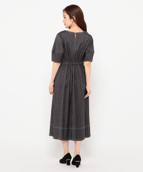 MISCH MASCH（ミッシュマッシュ）の「キーネックポリデニムワンピース（ワンピース・レディース・ブラック/ブルー・MEDIUM）」の4枚目の写真