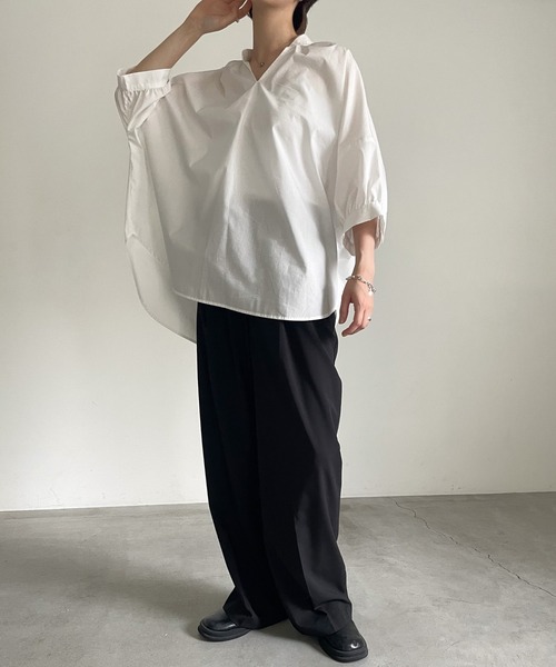 cona（コナ）の「スタンドギャザーVネックブラウス（シャツ/ブラウス・レディース・パープル/ブルー/オフホワイト・FREE）」の4枚目の写真