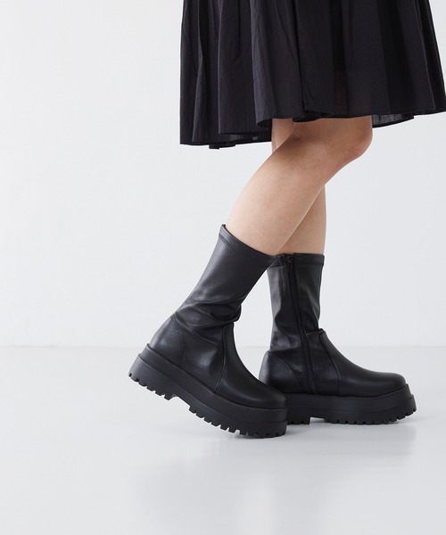 menue（メヌエ）の「ストレッチ 厚底 ミドルブーツ（ブーツ・レディース・アイボリー/ブラック・M/S/LL/L）」の5枚目の写真