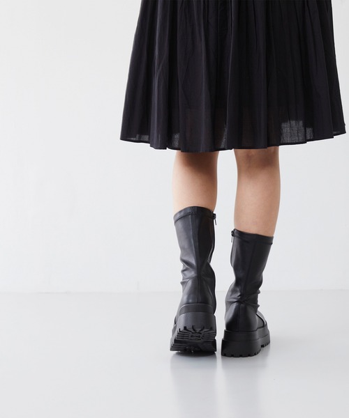 menue（メヌエ）の「ストレッチ 厚底 ミドルブーツ（ブーツ・レディース・アイボリー/ブラック・M/S/LL/L）」の6枚目の写真