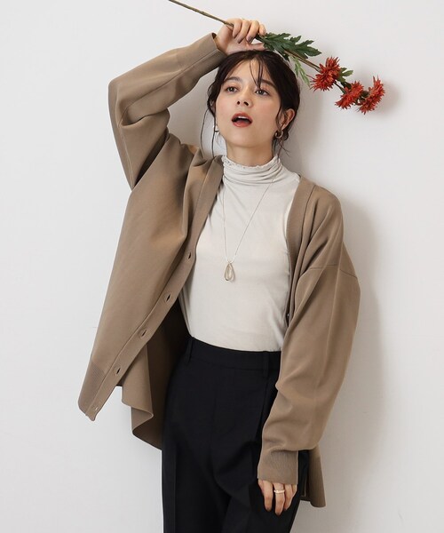 SHOO・LA・RUE（シューラルー）の「◆すっきり見せる スポンディッシュ Vネックカーディガン（カーディガン/ボレロ・レディース・ライトグレー系9/ブルー/ブラック/ブラウン系その他/ワインレッド・00）」の4枚目の写真